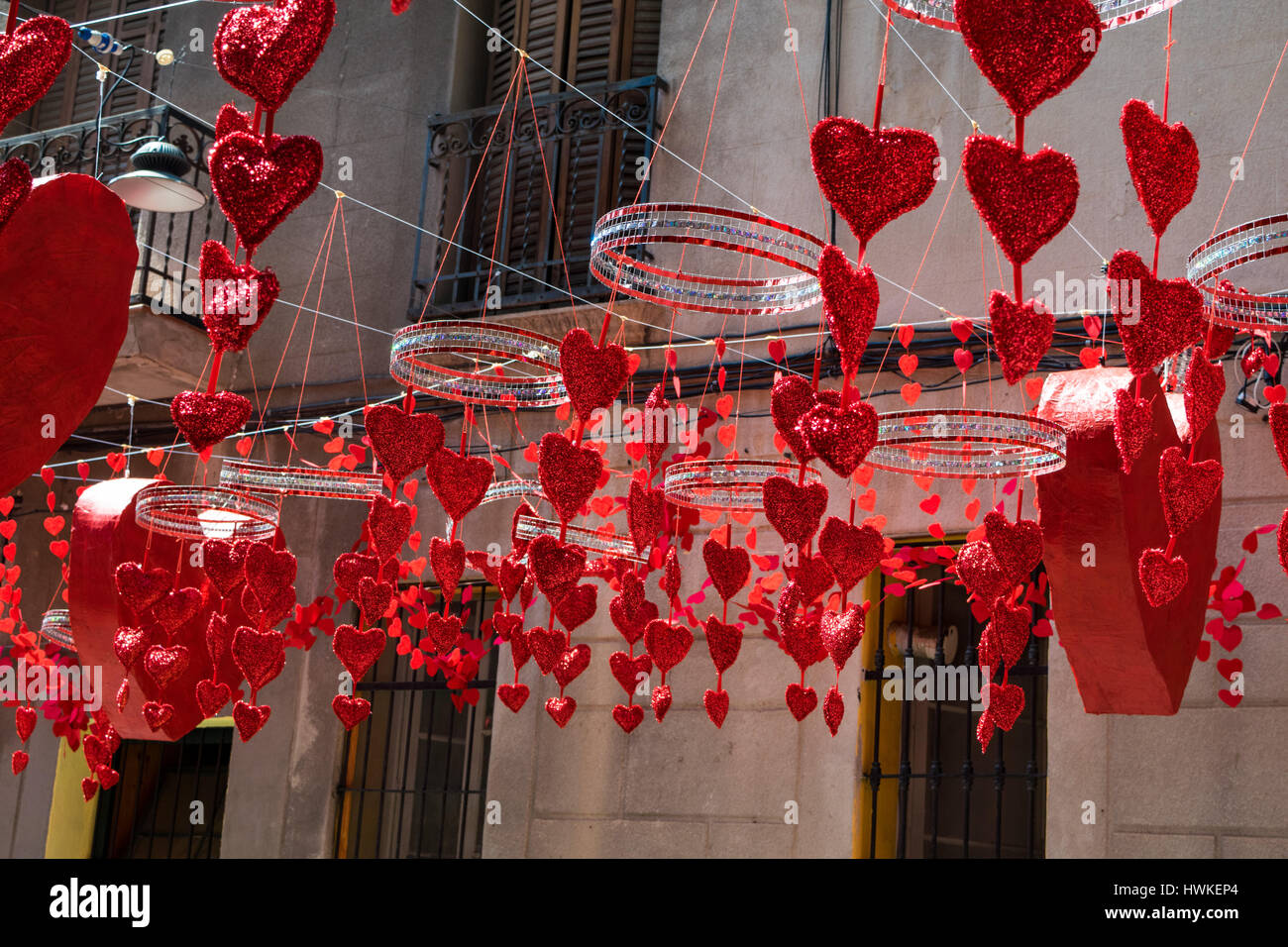 El amor está en el aire. Decoración de la calle de los corazones. San  Valentín Fotografía de stock - Alamy