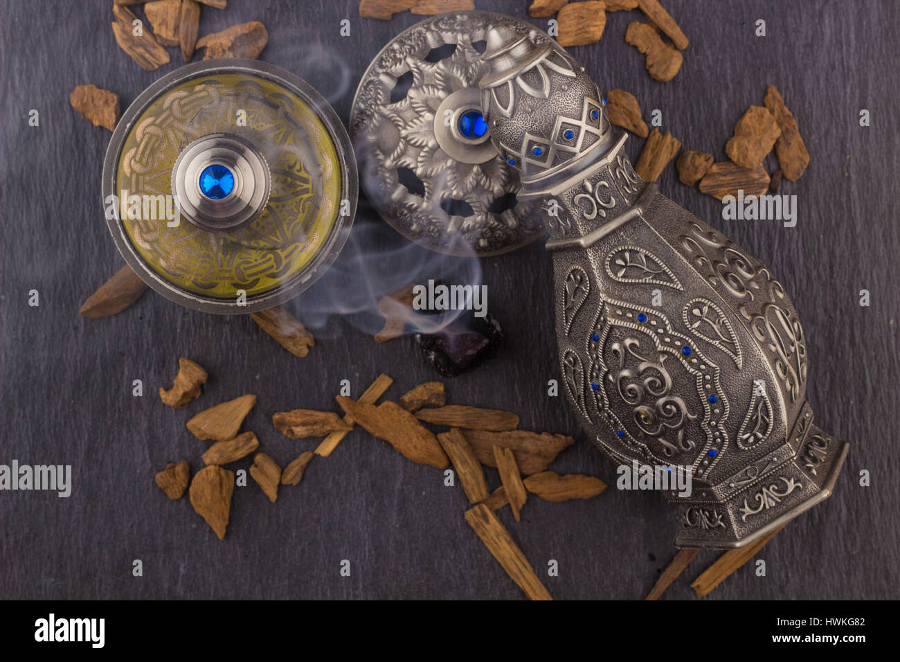 Plata artísticas orientales Arabian Oud Perfume / Arabian Oud Oud perfumar con madera perfumadas quemado en el fondo con el perfumado Humo en el aire Foto de stock