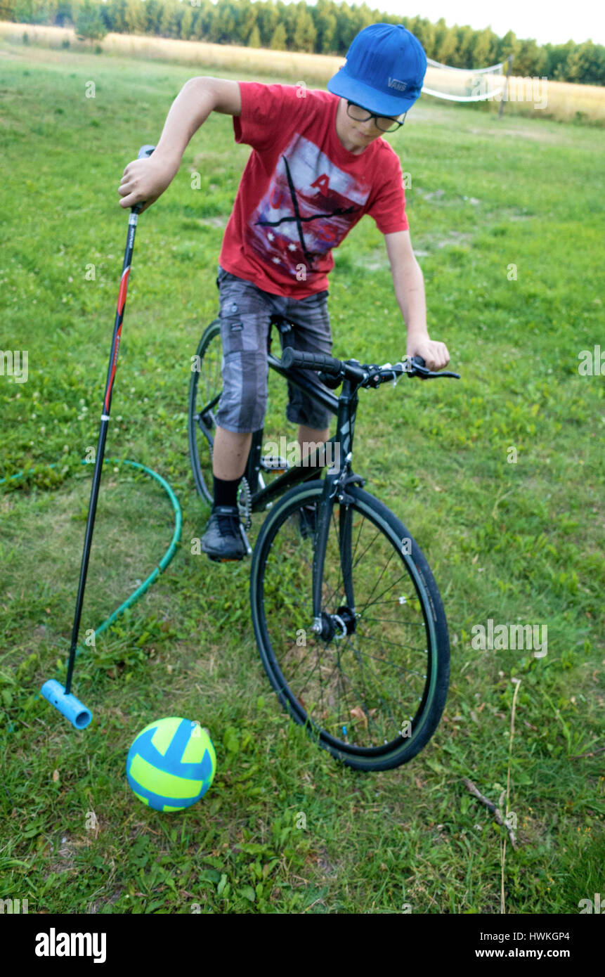 Niño jugando batista polo en una bicicleta. Chico polaco de 12 años de edad  jugando polo en bicicleta. Zawady Polonia Central Europa Fotografía de  stock - Alamy