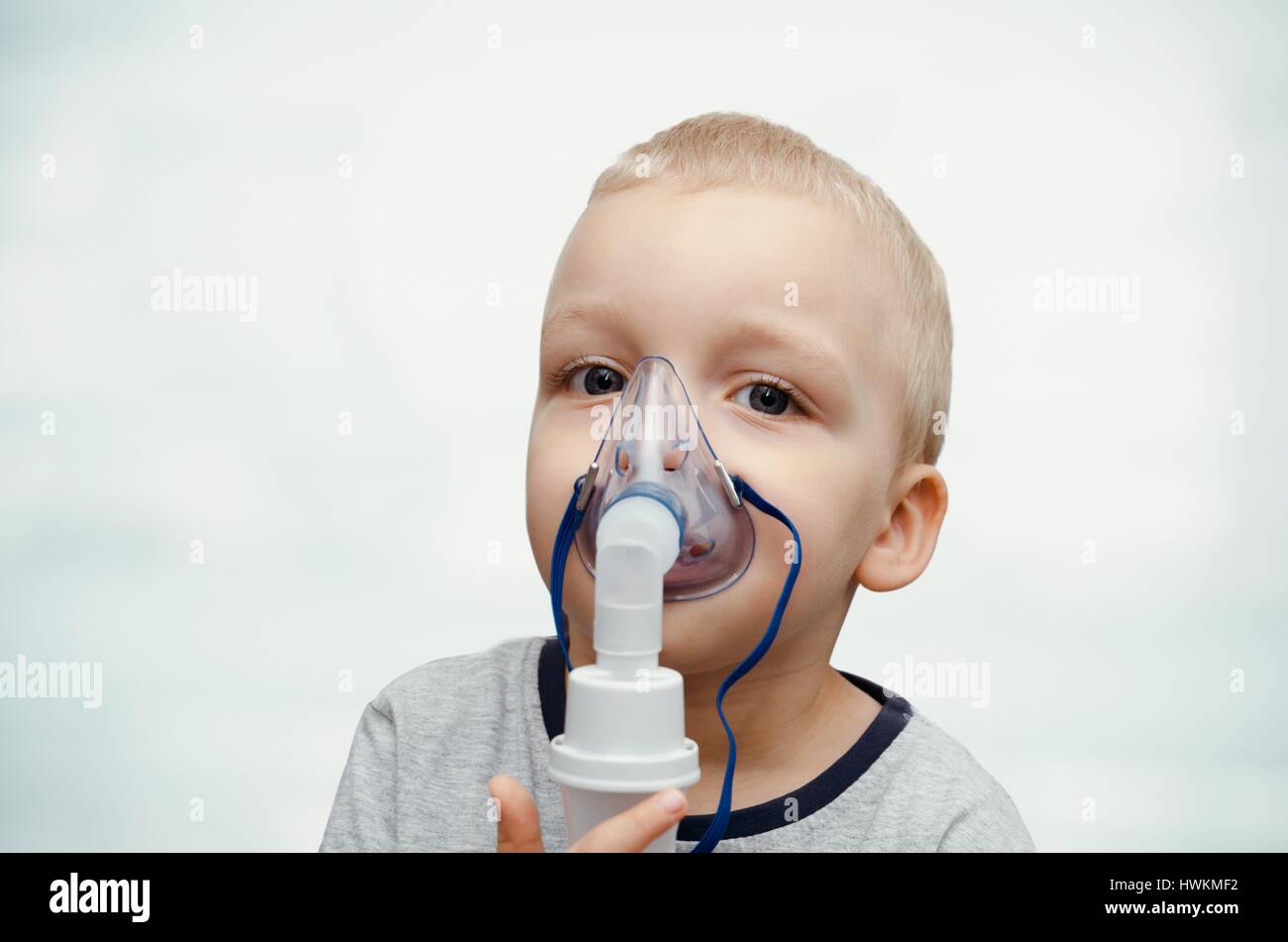 El Bebé Enfermo Y Pone El ` T Quiere Utilizar La Máscara Del Nebulizador  Que Hace La Inhalación, El Procedimiento Respiratorio Po Foto de archivo -  Imagen de basura, salud: 128481234