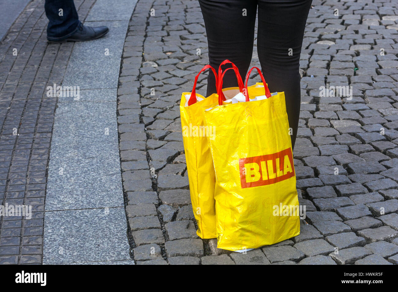 Compra en bolsas de plástico en el supermercado Foto de stock