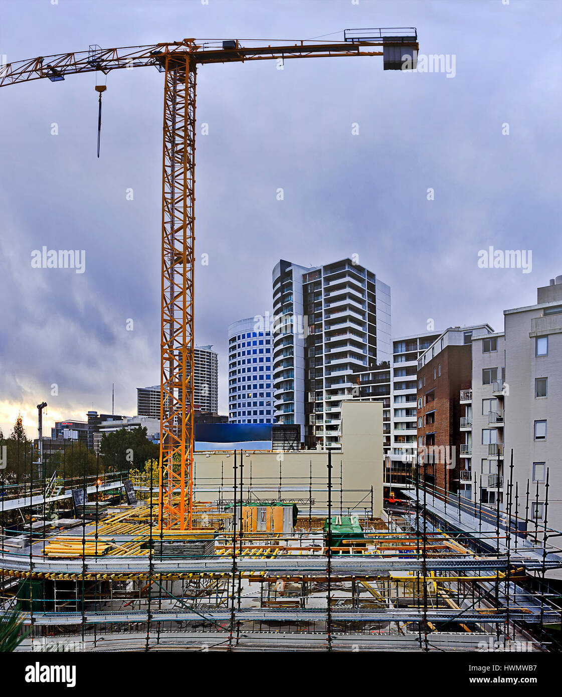 El crecimiento del mercado inmobiliario de Sydney - modern consruction sitio en St Leonards para construir más viviendas para satisfacer la demanda de vivienda. Foto de stock
