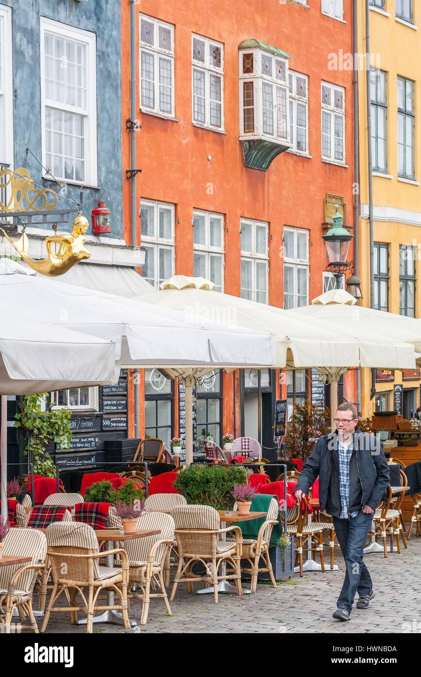 Dinamarca, Zelanda, Copenhague Nyhavn (puerto nuevo), casas del siglo XVIII, restaurante las terrazas junto al canal Foto de stock