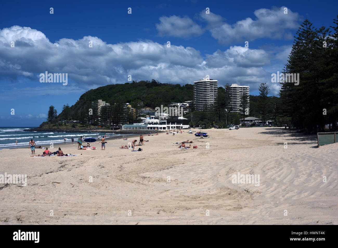 Los turistas en la playa de Burleigh Heads, parte de la Costa de Oro australiana. Foto de stock
