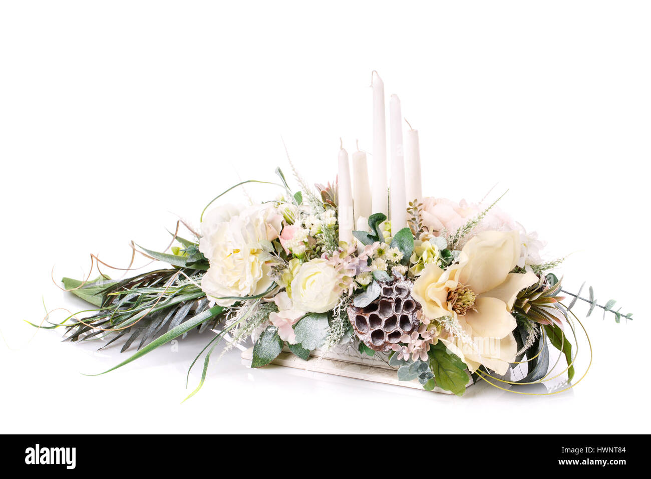 Composición de flores y velas para decorar Foto de stock