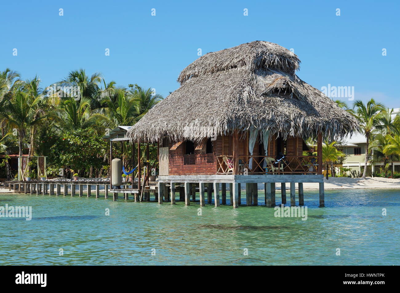 Overwater Bungalow con techo de paja, Isla Bastimentos, Bocas del Toro, el Caribe, Panamá Foto de stock