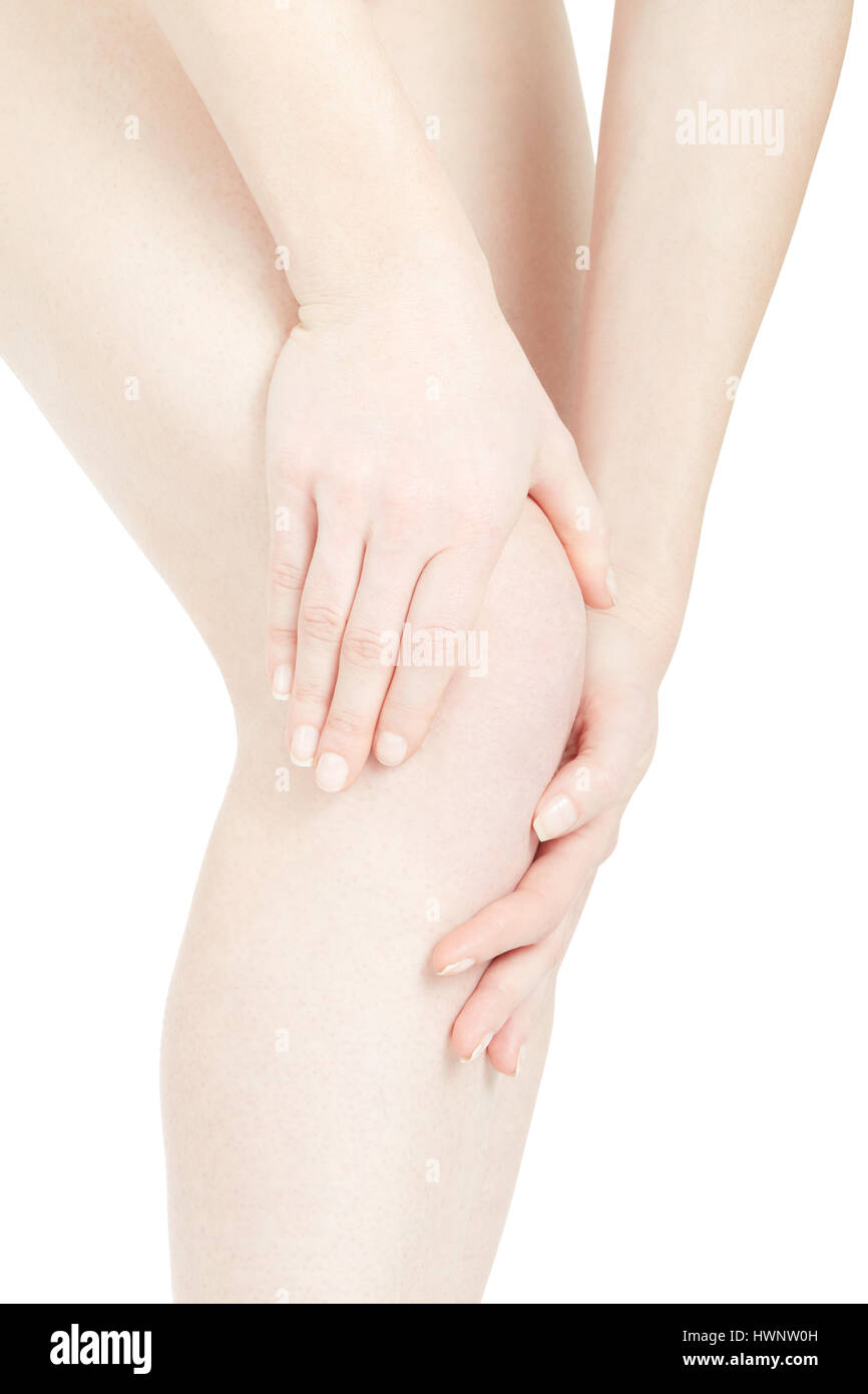 Mujer dolor de rodillas con las manos tocando la pierna en blanco, trazado de recorte Foto de stock