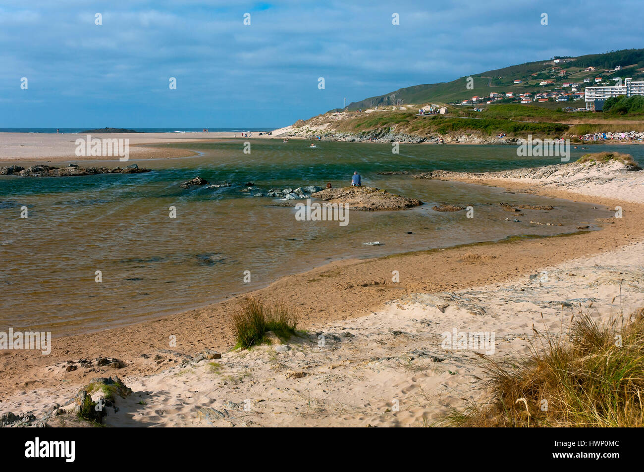 Dunas, la playa y la laguna de A Frouxeira, Valdoviño, provincia de La Coruña, en la región de Galicia, España, Europa Foto de stock