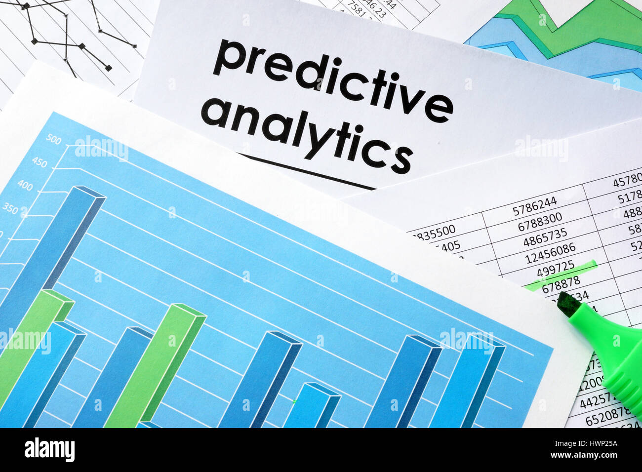 Análisis predictivo en un documento escrito y gráficos de negocios. Foto de stock