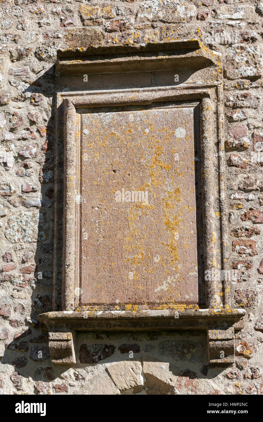 Inscripción en el presbiterio, el muro exterior de la antigua iglesia de St Leonards, en el municipio de Sutton Veny, Wiltshire Foto de stock