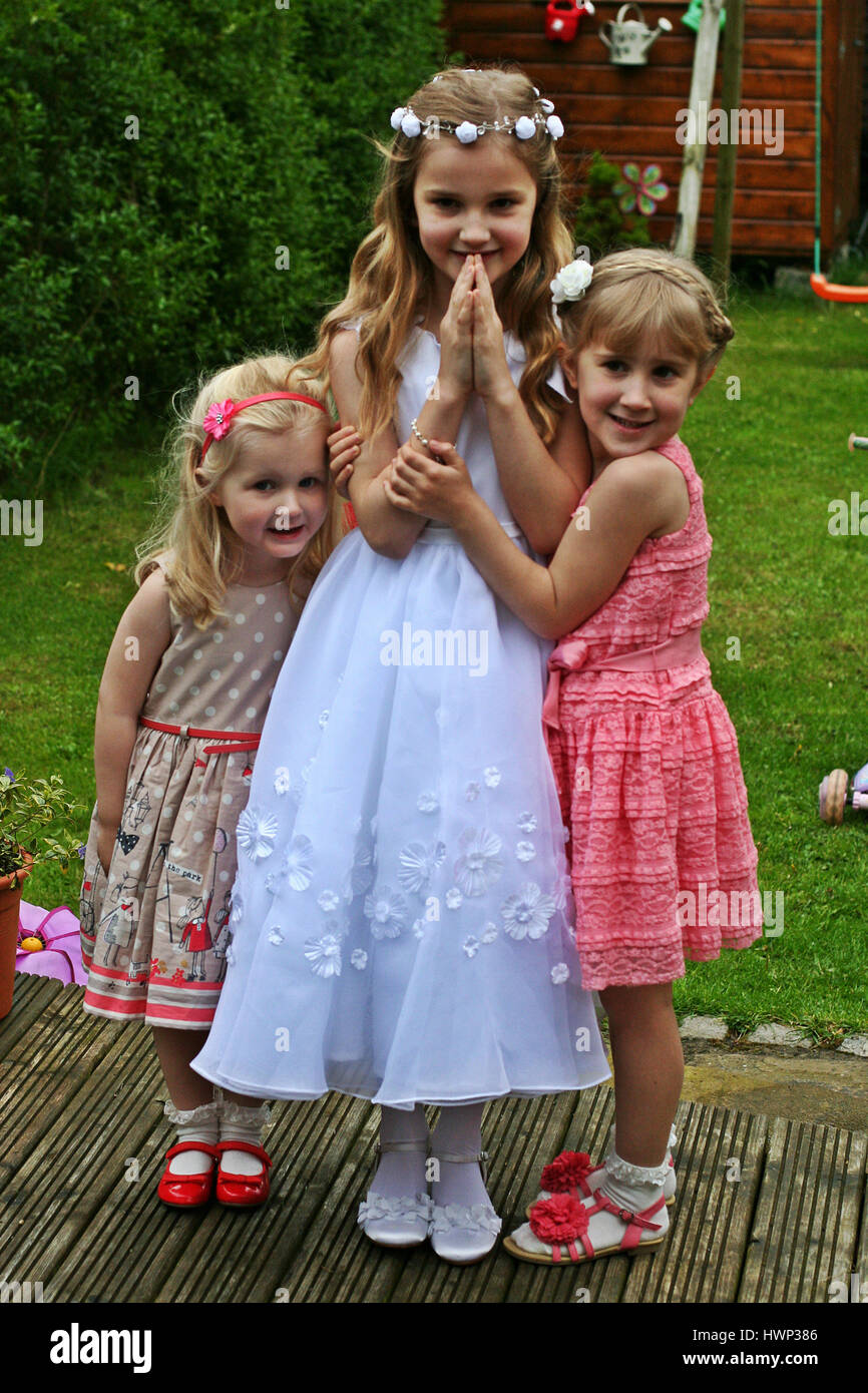 Retrato de rubia abrazando a los niños, las niñas, los de comunión día Fotografía de stock - Alamy