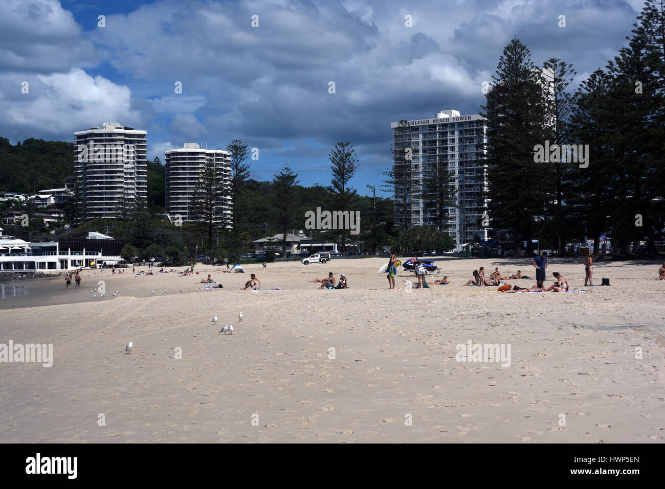 Burleigh Heads, Australia: los bañistas y surfistas disfrutan de la amplia extensión de la playa principal de Burleigh Foto de stock