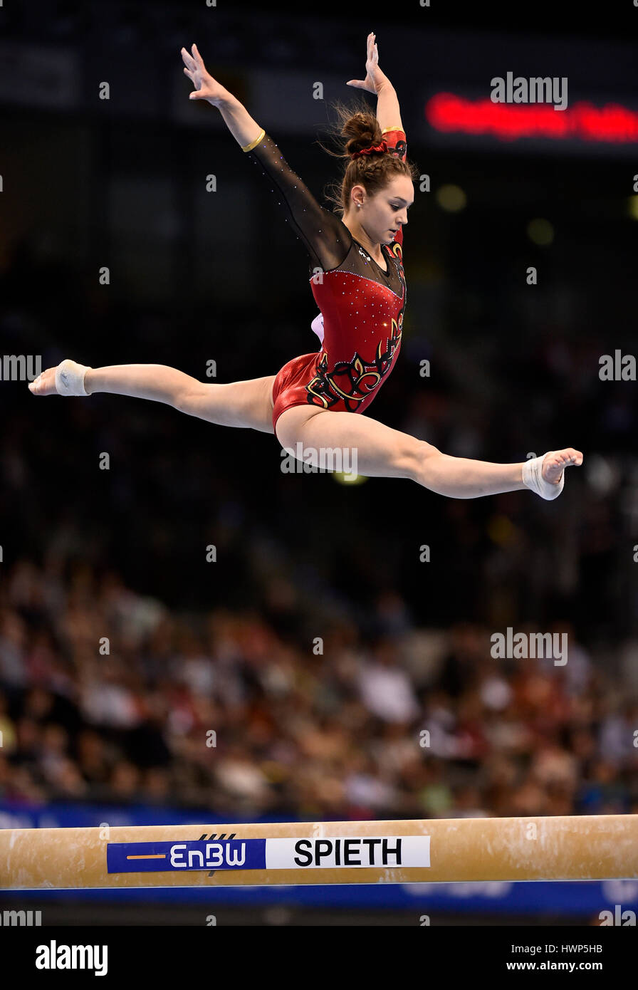 Helene Schäfer, GER, viga de equilibrio, aparatos de gimnasia, Porsche-Arena, Stuttgart, Baden-Württemberg, Alemania Foto de stock