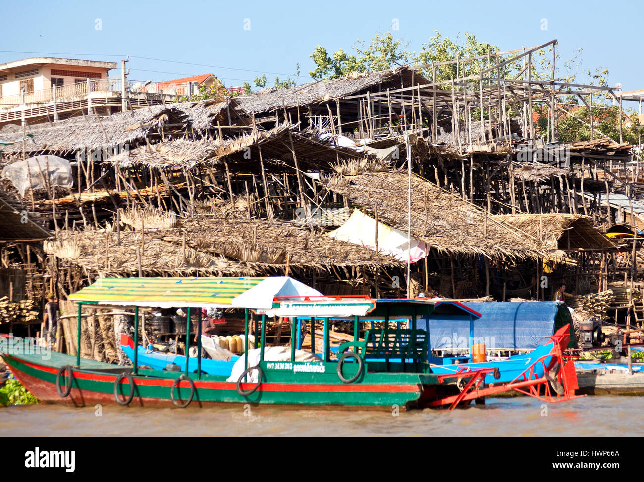 Chapado con techos han sufrido durante la reciente tormenta en Kampong Chhnang en Camboya Foto de stock