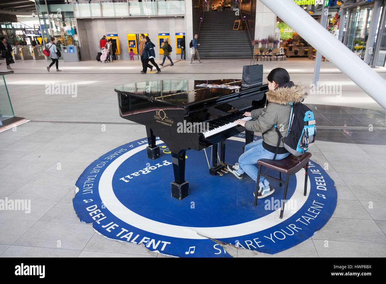 People piano railway station music fotografías e imágenes de alta  resolución - Alamy