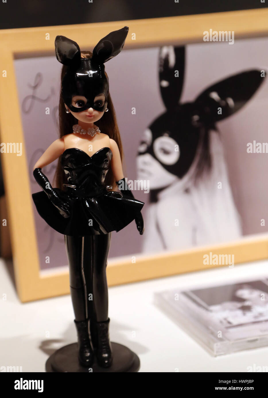 Tokio, Japón. 22 Mar, 2017. Una Licca-chan muñeca modelo de colaboración  con el cantante norteamericano Ariana Grande se muestra para la exposición  de muñecas Licca-chan para celebrar el 50 cumpleaños de la
