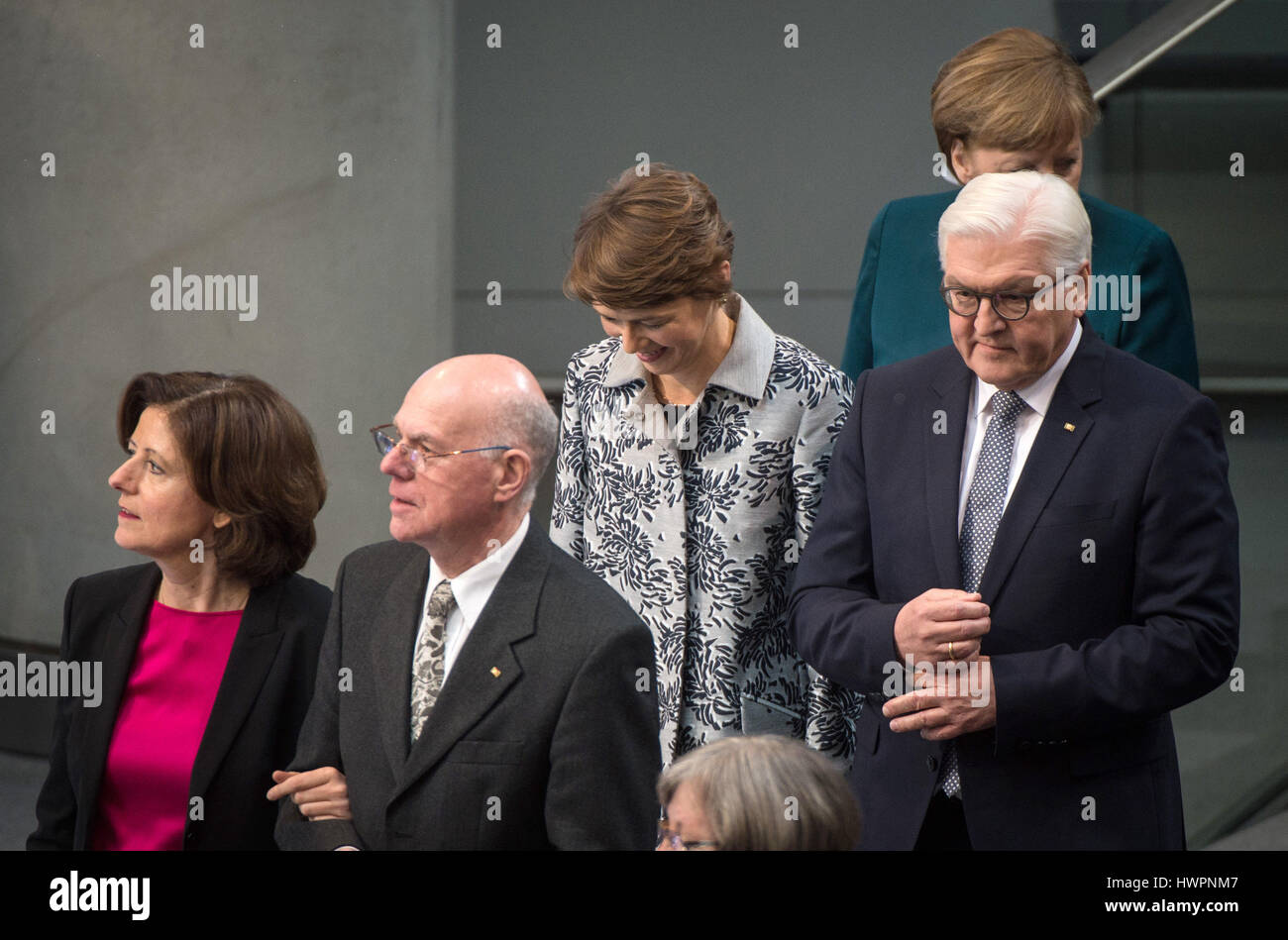 El nuevo presidente federal Frank-Walter Steinmeier (R) y su esposa Elke Buedenbender, la canciller alemana Angela Merkel (posterior), Presidente de ther parlamento alemán Norbert Lammert (delantero) y Malu Dreyer, primer ministro de Renania-Palatinado y actual presidente del consejo federal Steinmeier llegar para la toma de juramento en la sesión conjunta del Parlamento Federal y el Consejo Federal en el Parlamento Federal alemán en Berlín, Alemania, el 22 de marzo de 2017. Steinmeier asumió el cargo como el 12º Presidente de Alemania el 19 de marzo de 2017. Foto: Sophia Kembowski/dpa Foto de stock
