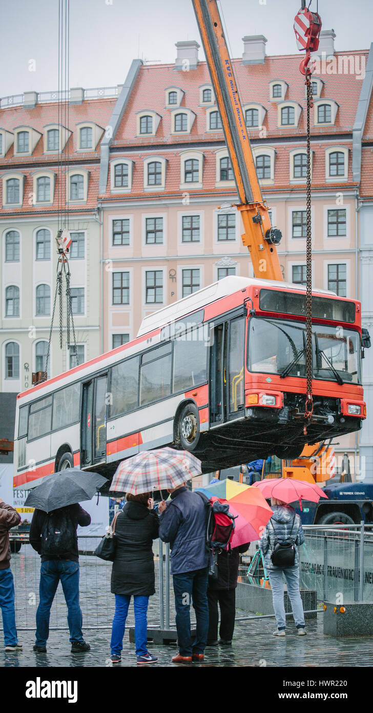 Dresden, Alemania. 4 abr, 2017. El bus de la instalación "monumento" está desmontado en el Neumarkt en Dresden, Alemania, 4 de abril de 2017. Los tres buses colocados verticalmente del artista Manaf Halbouni será movido a la Gorki Theater en Berlín. Foto: Oliver Killig/dpa-Zentralbild/dpa/Alamy Live News Foto de stock