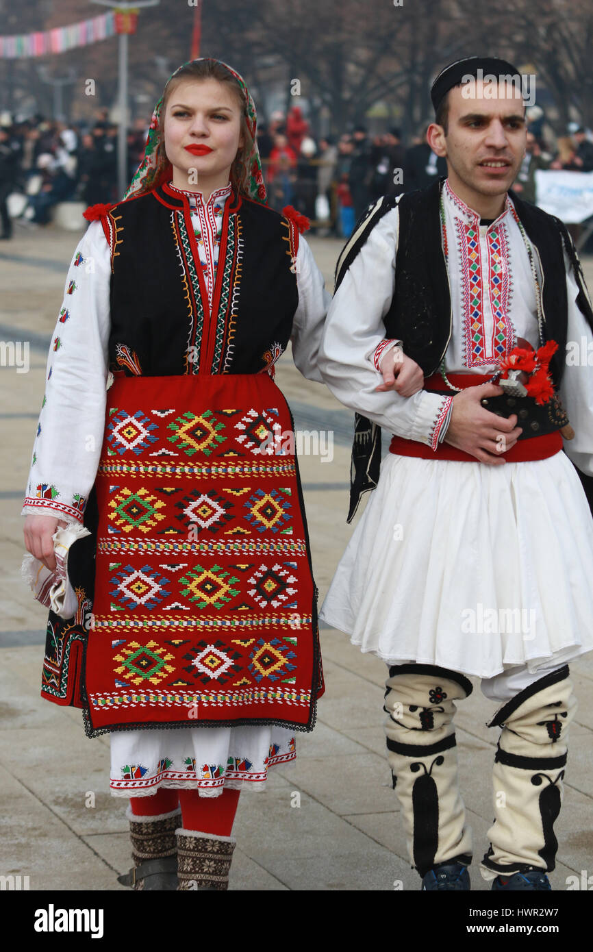 Auténticos trajes típicos de Bulgaria Fotografía de stock - Alamy