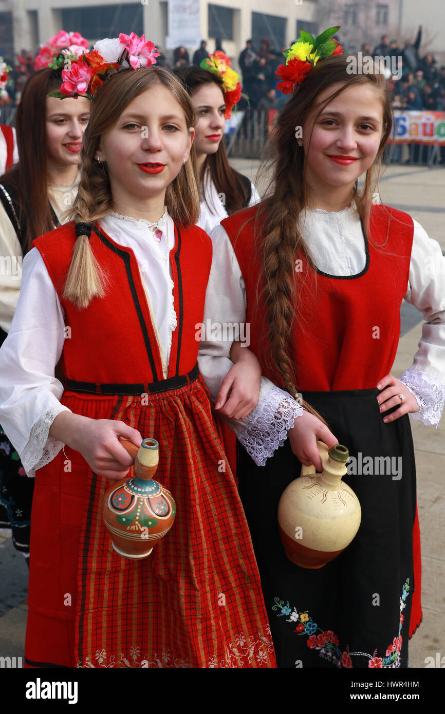 Auténticos trajes típicos de Bulgaria Fotografía de stock - Alamy