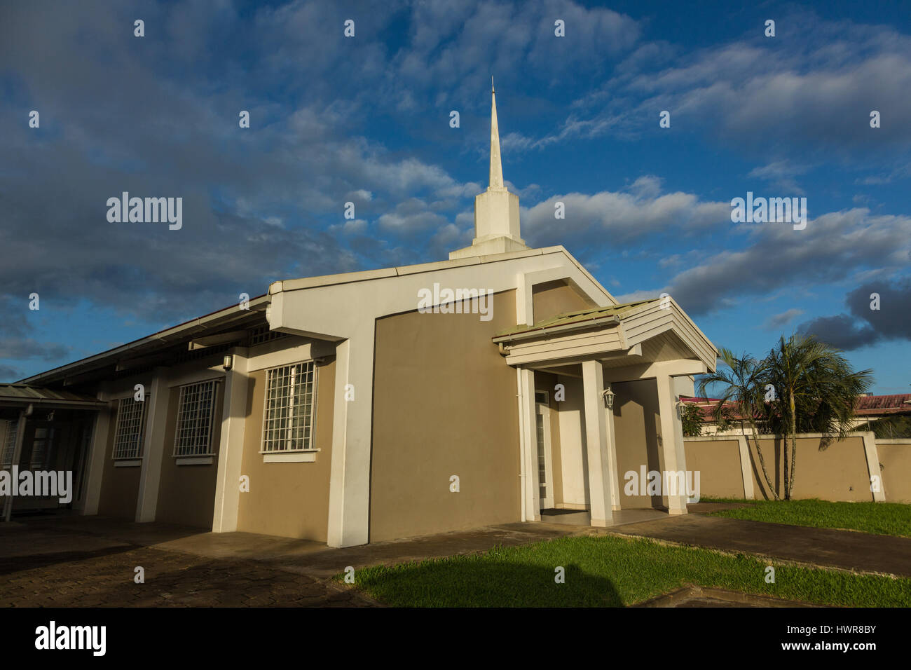Meetinghouse o la capilla de la Iglesia de Jesucristo de los Santos de los  últimos días, o mormones, en Paramaribo, Suriname Fotografía de stock -  Alamy