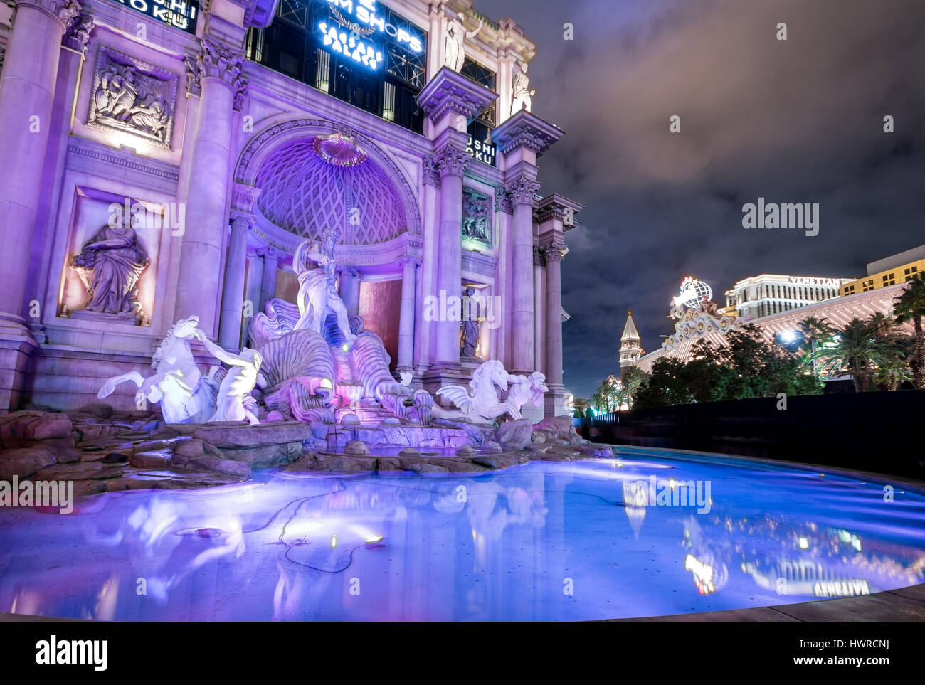 Fontana de Trevi réplica en el Caesars Palace Hotel y Casino de la noche - Las Vegas, Nevada, EE.UU. Foto de stock