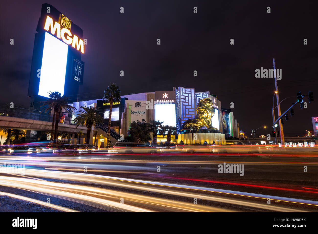 Strip de Las Vegas y MGM Grand Casino en la noche - Las Vegas, Nevada, EE.UU. Foto de stock