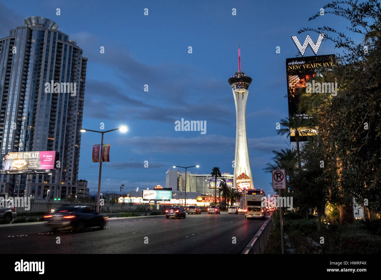 La estratosfera es un Hotel y Casino de noche - Las Vegas, Nevada, EE.UU. Foto de stock