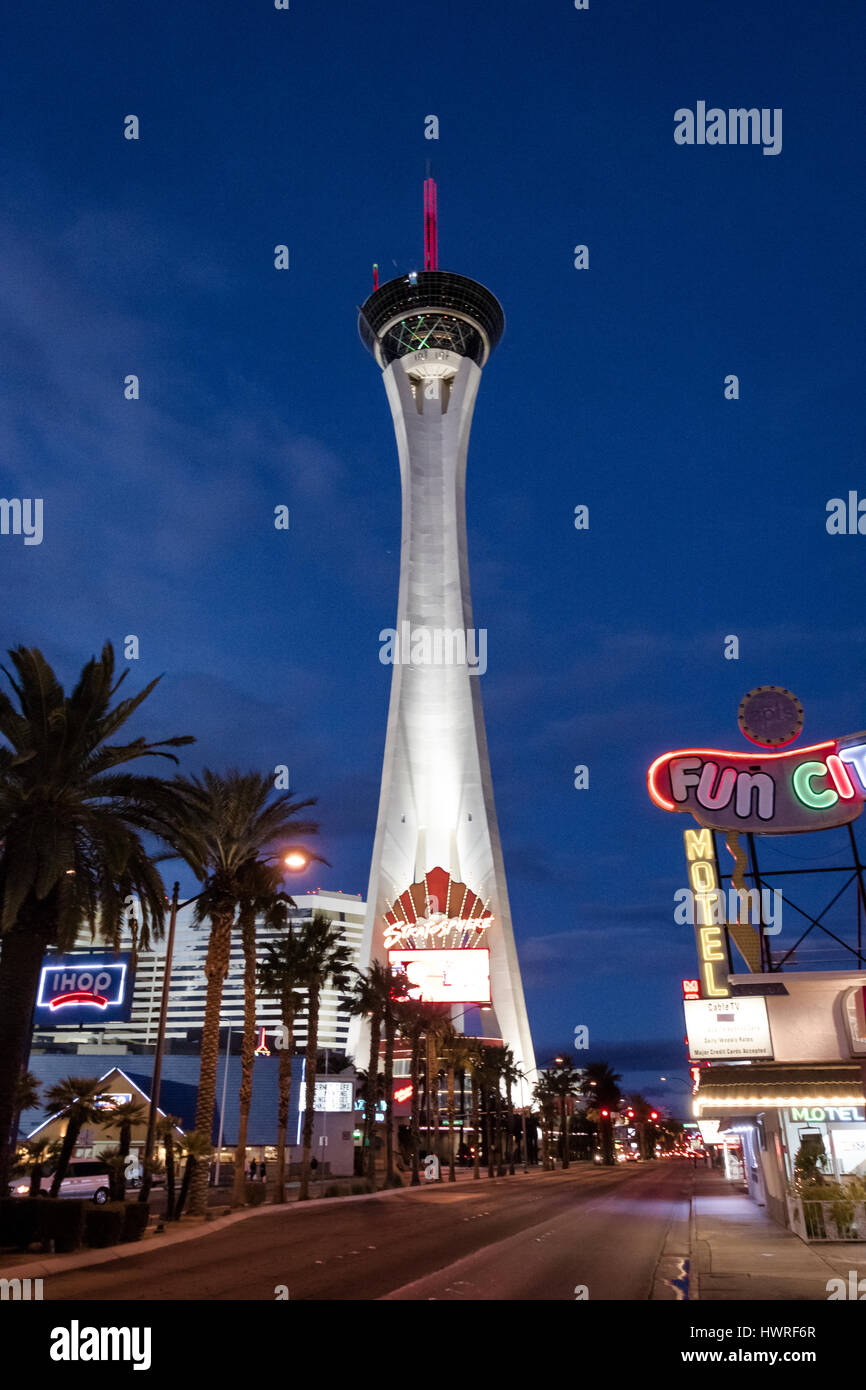 La estratosfera es un Hotel y Casino de noche - Las Vegas, Nevada, EE.UU. Foto de stock