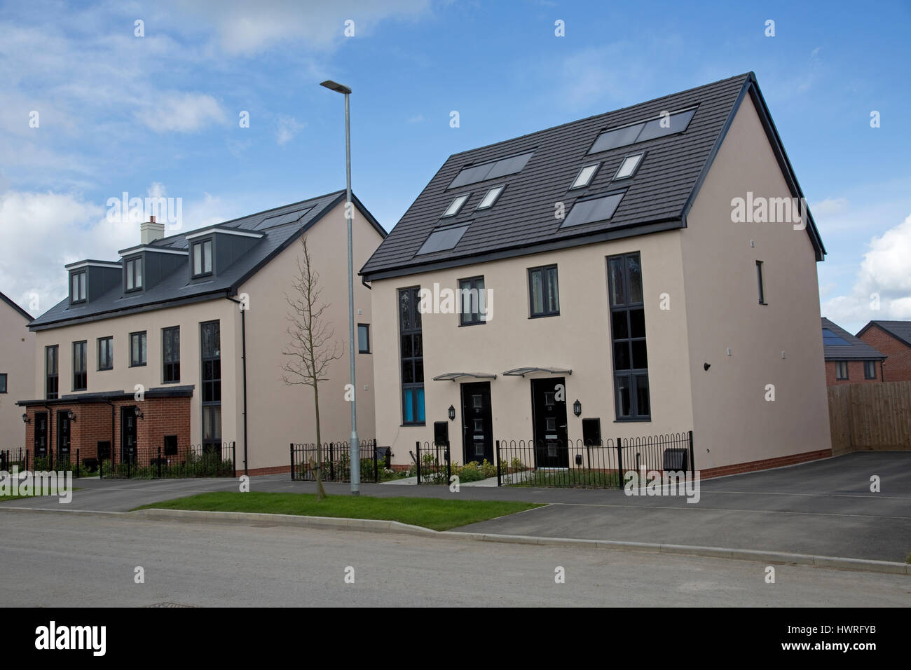 Semi-detached houses 2017 todos con paneles solares fotovoltaicos negro caqui greenacres obispos cleeve cheltenham uk Foto de stock