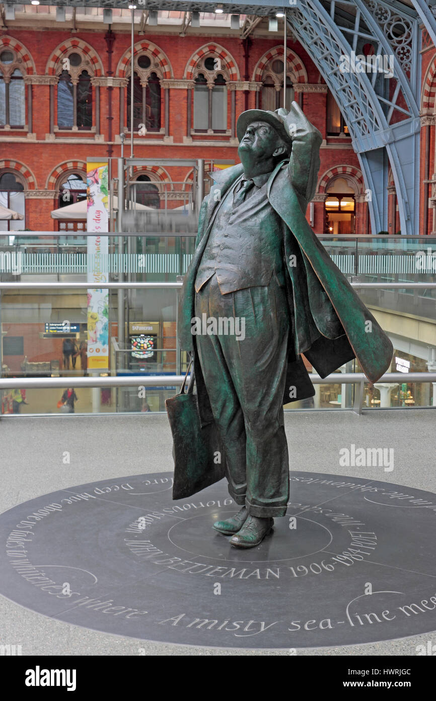 Estatua de bronce de John Betjeman en St. Pancras Station Foto de stock