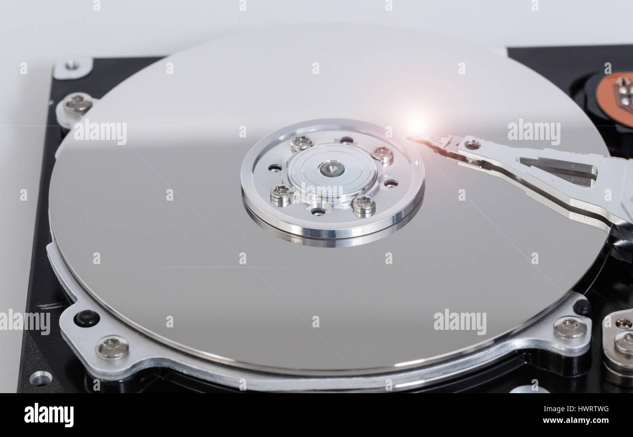 Abrir el disco duro con un disco magnético y el cabezal de escribir. Foto de stock