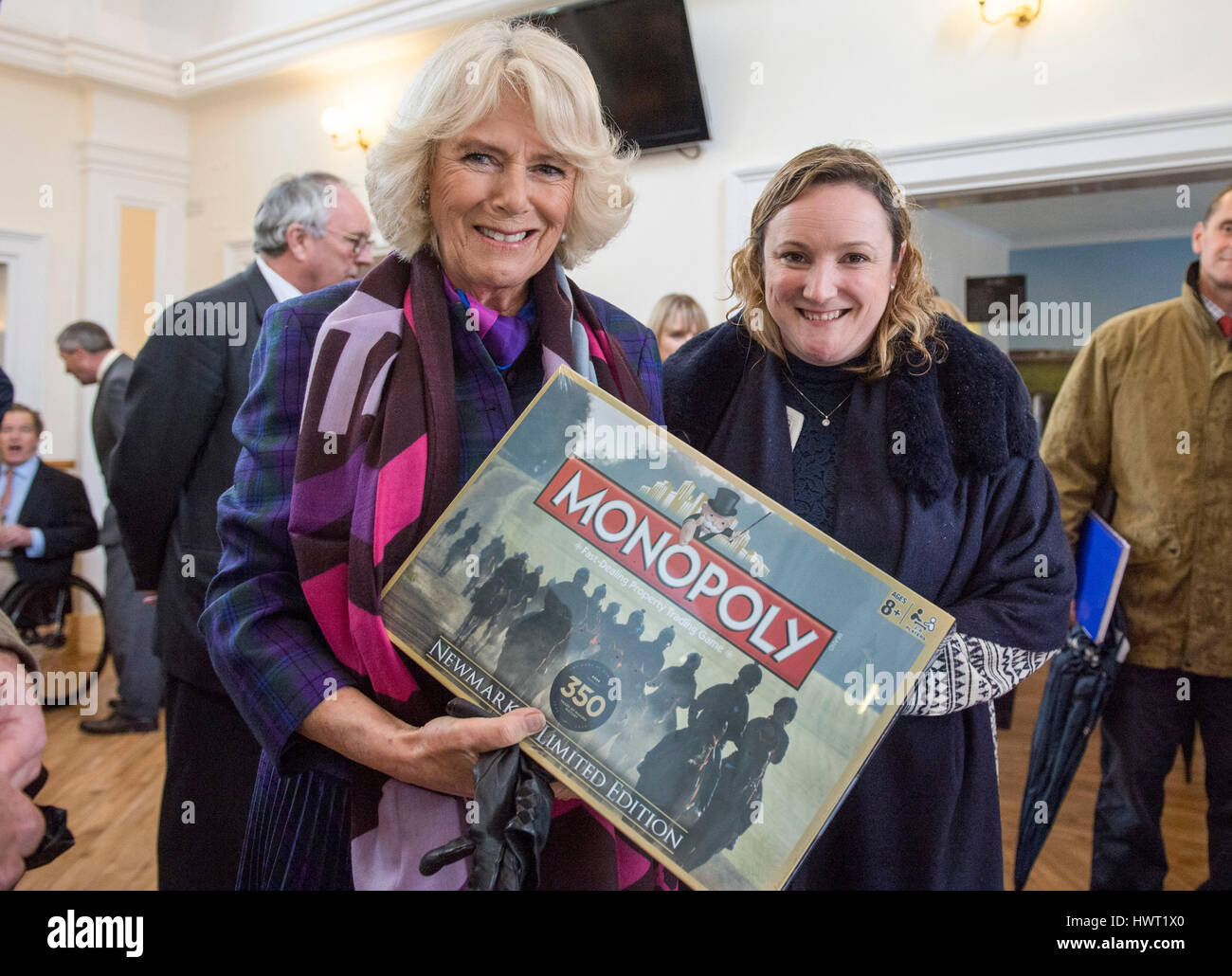 La duquesa de Cornualles recibe una edición especial del juego de mesa  Monopoly desde Amy Starkey, Director Regional Oriente para el Jockey Club  en el Hipódromo de Newmarket Rowley Mile, donde se