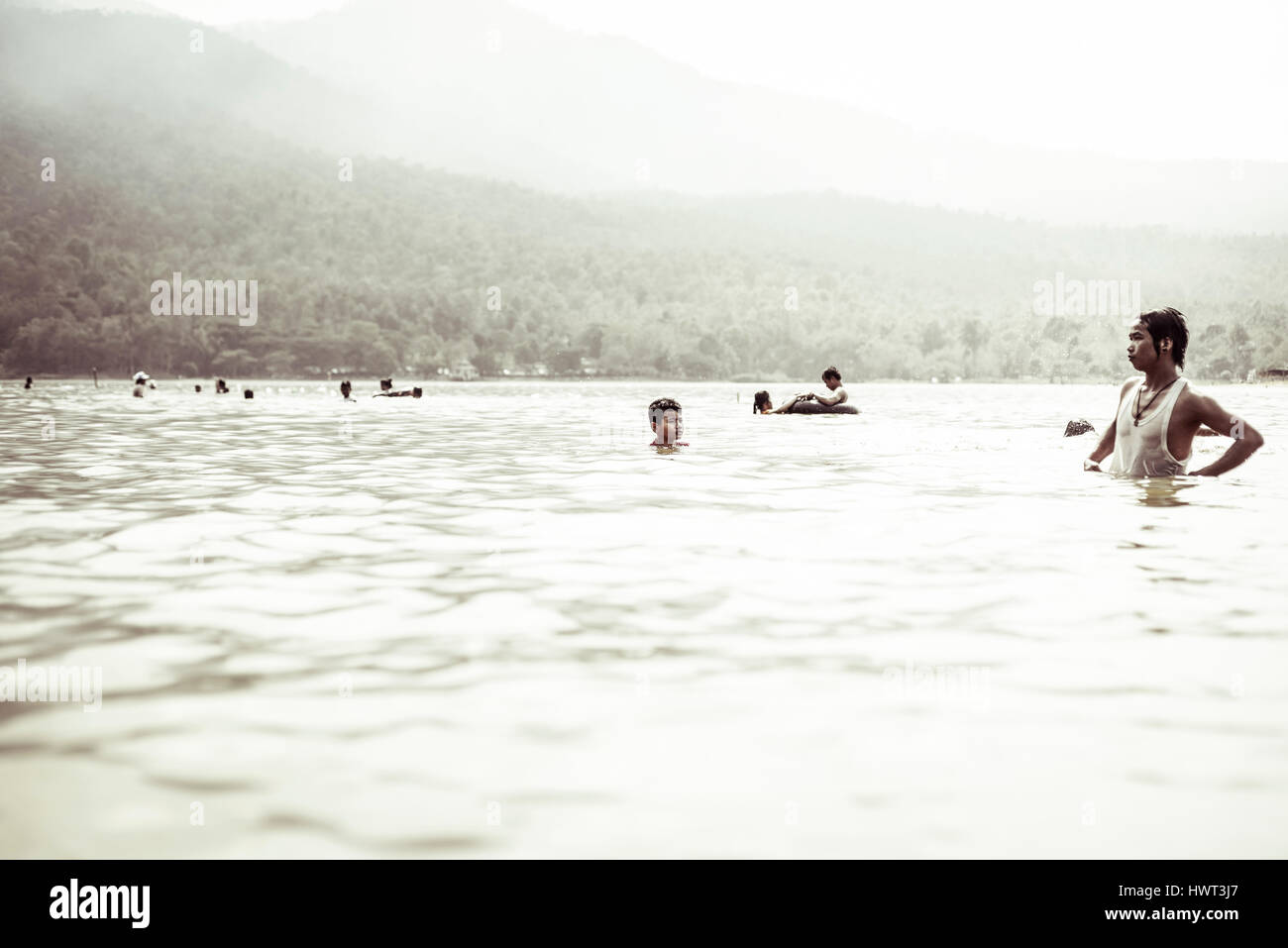 Gente disfrutando en el lago Foto de stock