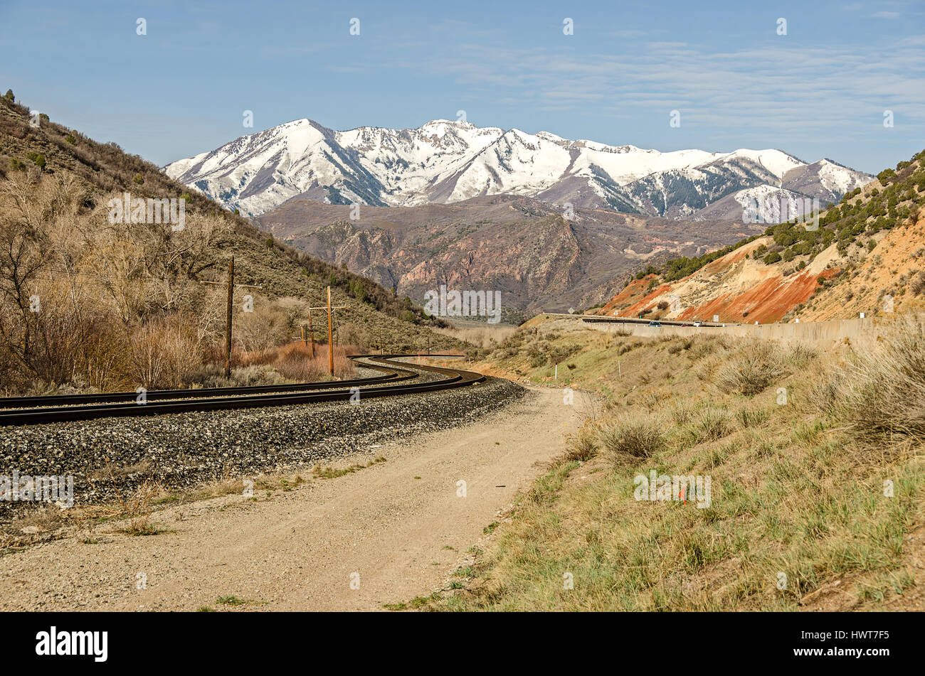 Bonita curva-S en las vías del ferrocarril mientras se dirigen hacia las montañas Foto de stock