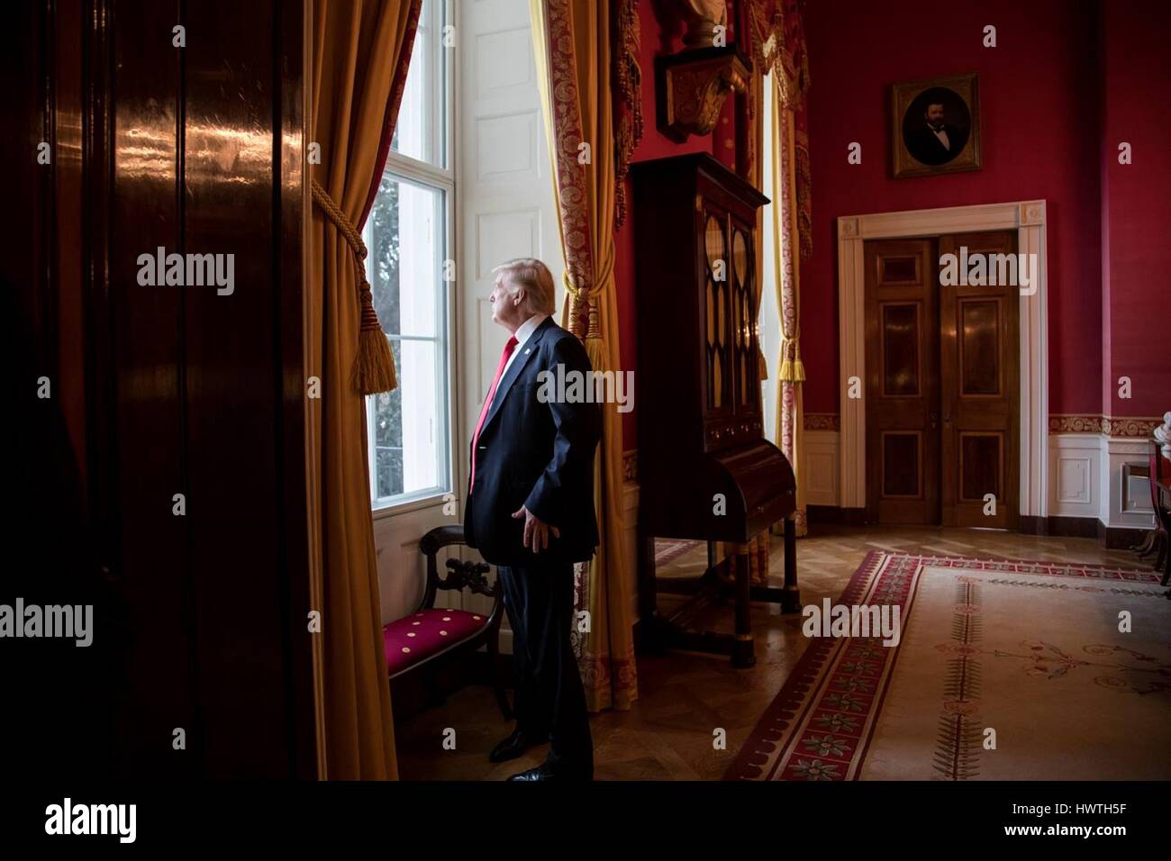 El presidente electo estadounidense Donald Trump mira por la ventana de