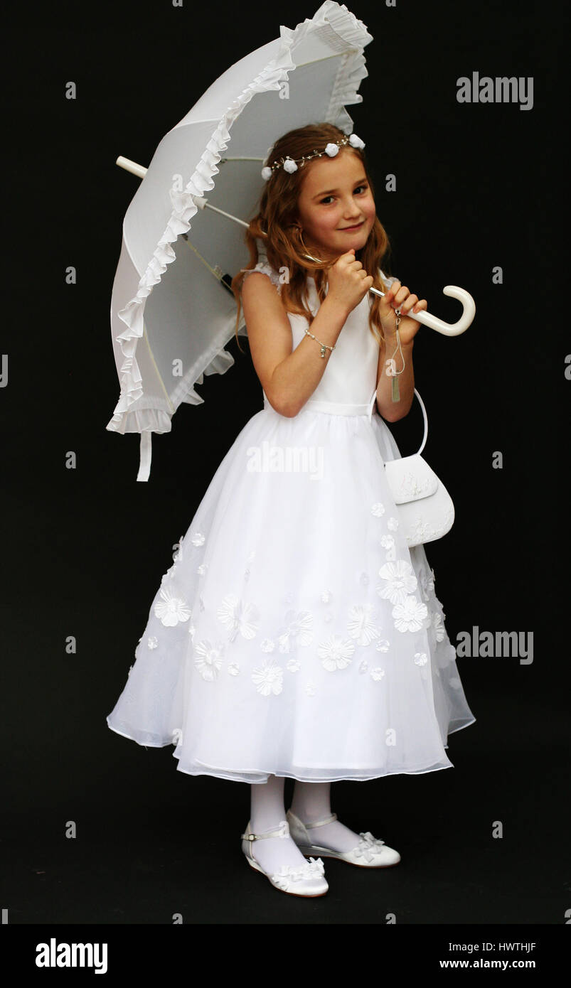 Niña en su primera comunión dress sosteniendo un paraguas Fotografía de  stock - Alamy