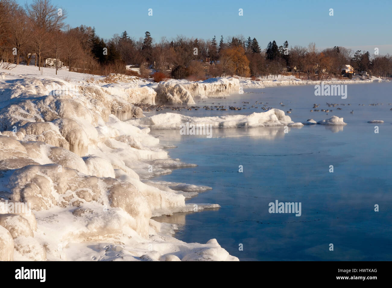 El hielo acumulado a lo largo de la costa del Lago Ontario en una muy fría mañana en Oakville, Ontario, Canadá. Foto de stock