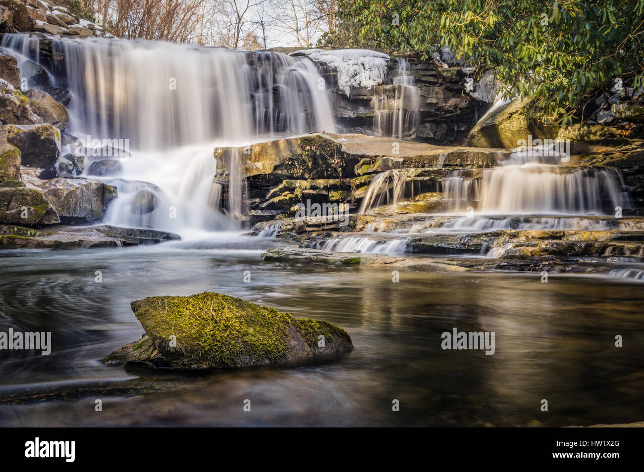 Pronto la luz de la mañana baña una sección de caídas en upper Marr Rama tomada durante el invierno y el hielo se derrite en el New River Gorge área de West Virginia. Foto de stock