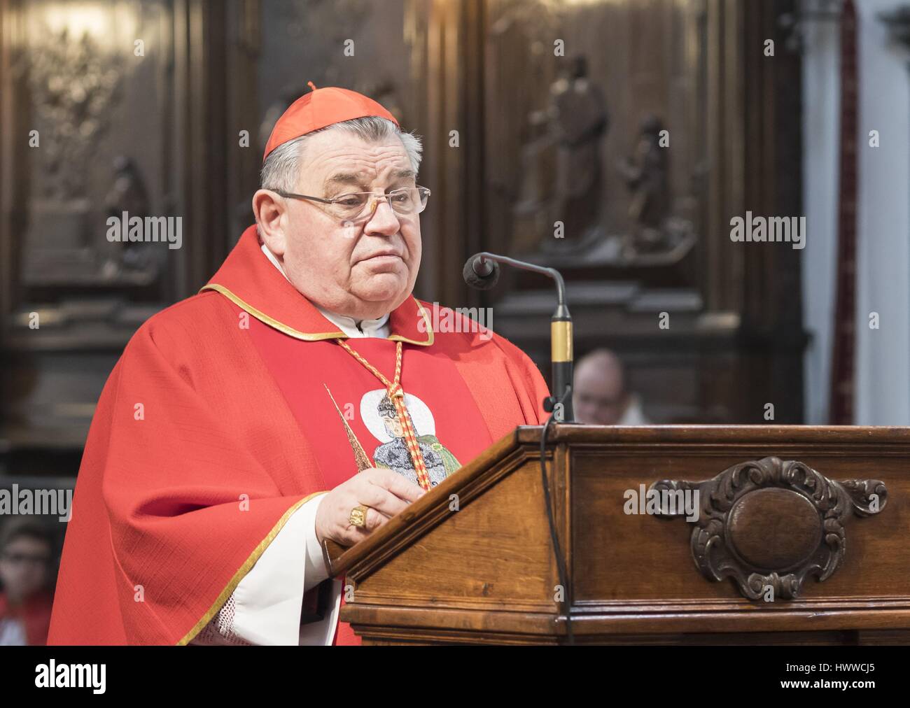La Iglesia de los Ss. Dorothea, Wenceslao, y Estanislao recibió las reliquias de san Wenceslao con un trozo de hueso- el primer checo santo y patrono del estado checo Václav (en checo).Las reliquias fue entregada por el primado de la República Checa el 22 de marzo de 2017, en Wroclaw, Polonia. En la imagen: el Cardenal Dominik Duke, el primado de la República Checa. Foto de stock
