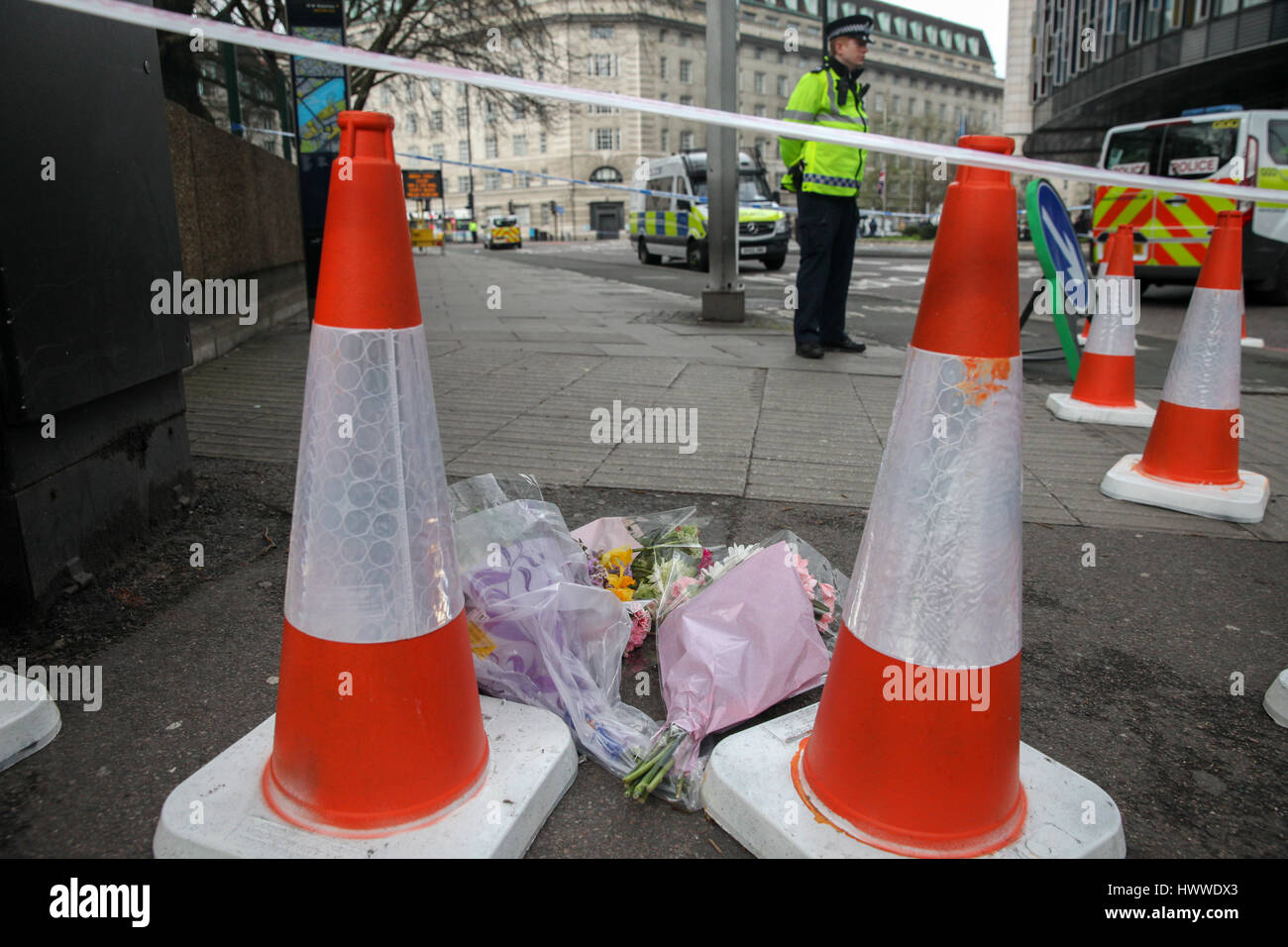 Westminster, London, UK 23 Mar 2017- homenajes florales en Westminster Bridge. Scotland Yard dijo el 23 de marzo de 2017 que la policía ha realizado siete arrestos en redadas realizadas durante la noche en Birmingham, Londres y otras ciudades en el país tras el ataque terrorista en el Palacio de Westminster y el puente de Westminster, el 22 de marzo de 2017, dejando un saldo de cuatro muertos, incluido el atacante, y 29 personas resultaron heridas. Crédito: Dinendra Haria/Alamy Live News Foto de stock
