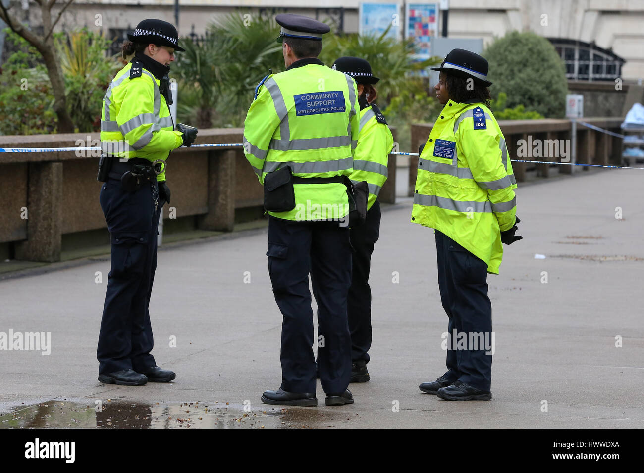Westminster, London, UK 23 Mar 2017- Agentes de la Policía fuera del hospital St Thomas. Scotland Yard dijo el 23 de marzo de 2017 que la policía ha realizado siete arrestos en redadas realizadas durante la noche en Birmingham, Londres y otras ciudades en el país tras el ataque terrorista en el Palacio de Westminster y el puente de Westminster, el 22 de marzo de 2017, dejando un saldo de cuatro muertos, incluido el atacante, y 29 personas resultaron heridas. Crédito: Dinendra Haria/Alamy Live News Foto de stock