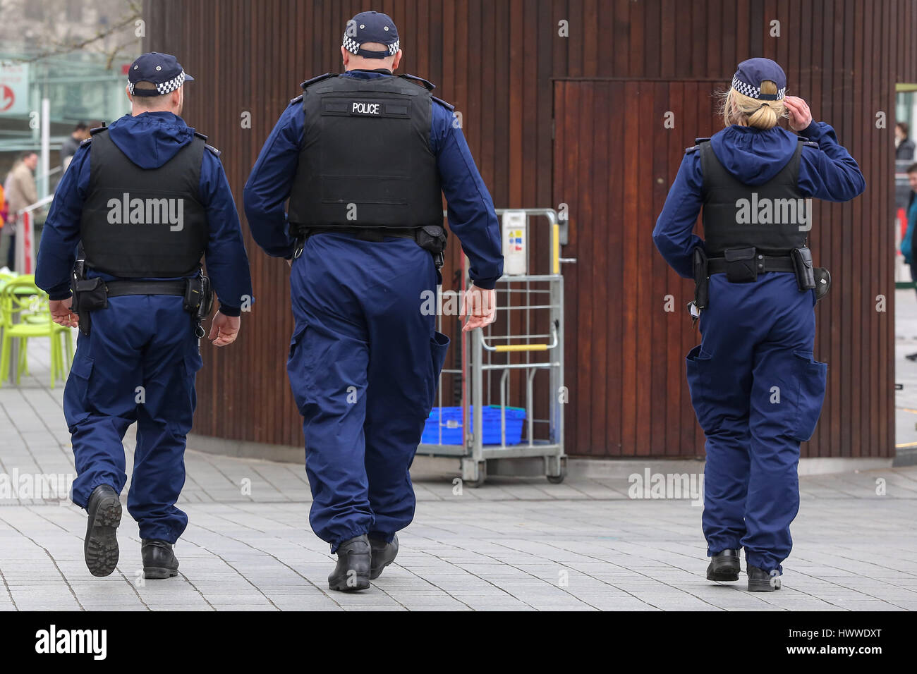Westminster, London, UK 23 Mar 2017- Policías alrededor del Ojo de Londres. Scotland Yard dijo el 23 de marzo de 2017 que la policía ha realizado siete arrestos en redadas realizadas durante la noche en Birmingham, Londres y otras ciudades en el país tras el ataque terrorista en el Palacio de Westminster y el puente de Westminster, el 22 de marzo de 2017, dejando un saldo de cuatro muertos, incluido el atacante, y 29 personas resultaron heridas. Crédito: Dinendra Haria/Alamy Live News Foto de stock