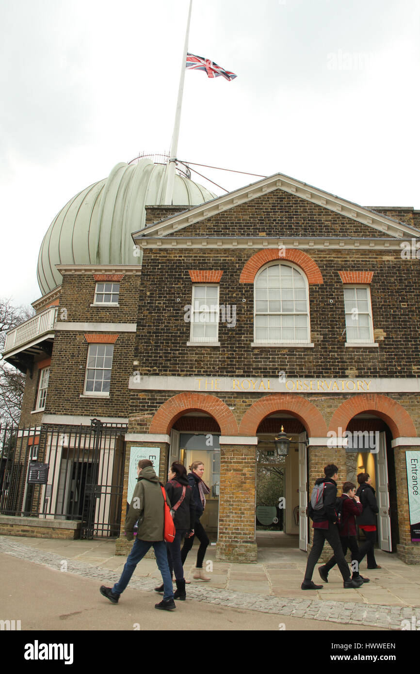 Londres, Reino Unido. 23 Mar, 2017. La gente camina alrededor del Observatorio Real entrada como la Union Jack bandera ondea a media asta el 23 de marzo de 2017. Banderas se acogió a media asta tras el ataque terrorista en Westminster el 22 de marzo, cuando cuatro personas perdieron sus vidas. Crédito: David Mbiyu/Alamy Live News Foto de stock