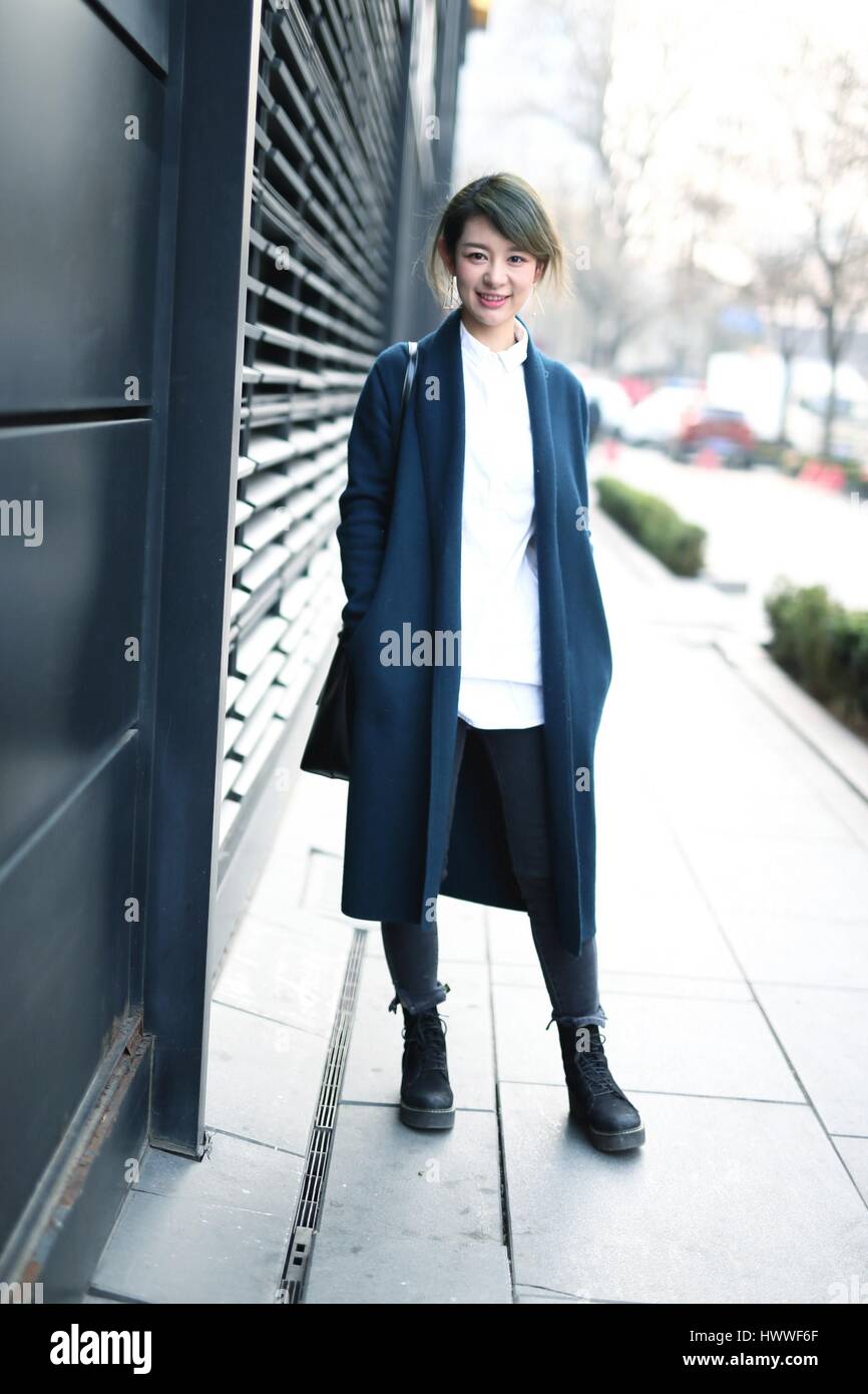 Beijin, Beijin, China. 23 Mar, 2017. Una chica joven camina por la calle de Sanlitun, Beijing, cubo de la moda marzo 23rd, 2017. Crédito: SIPA Asia/Zuma alambre/Alamy Live News Foto de stock