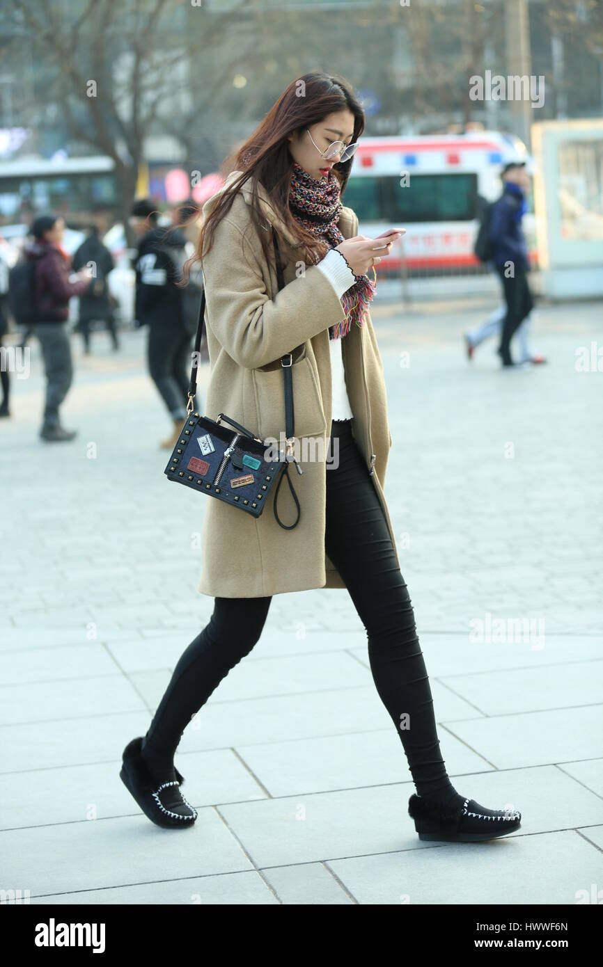 Beijin, Beijin, China. 23 Mar, 2017. Una chica joven camina por la calle de Sanlitun, Beijing, cubo de la moda marzo 23rd, 2017. Crédito: SIPA Asia/Zuma alambre/Alamy Live News Foto de stock