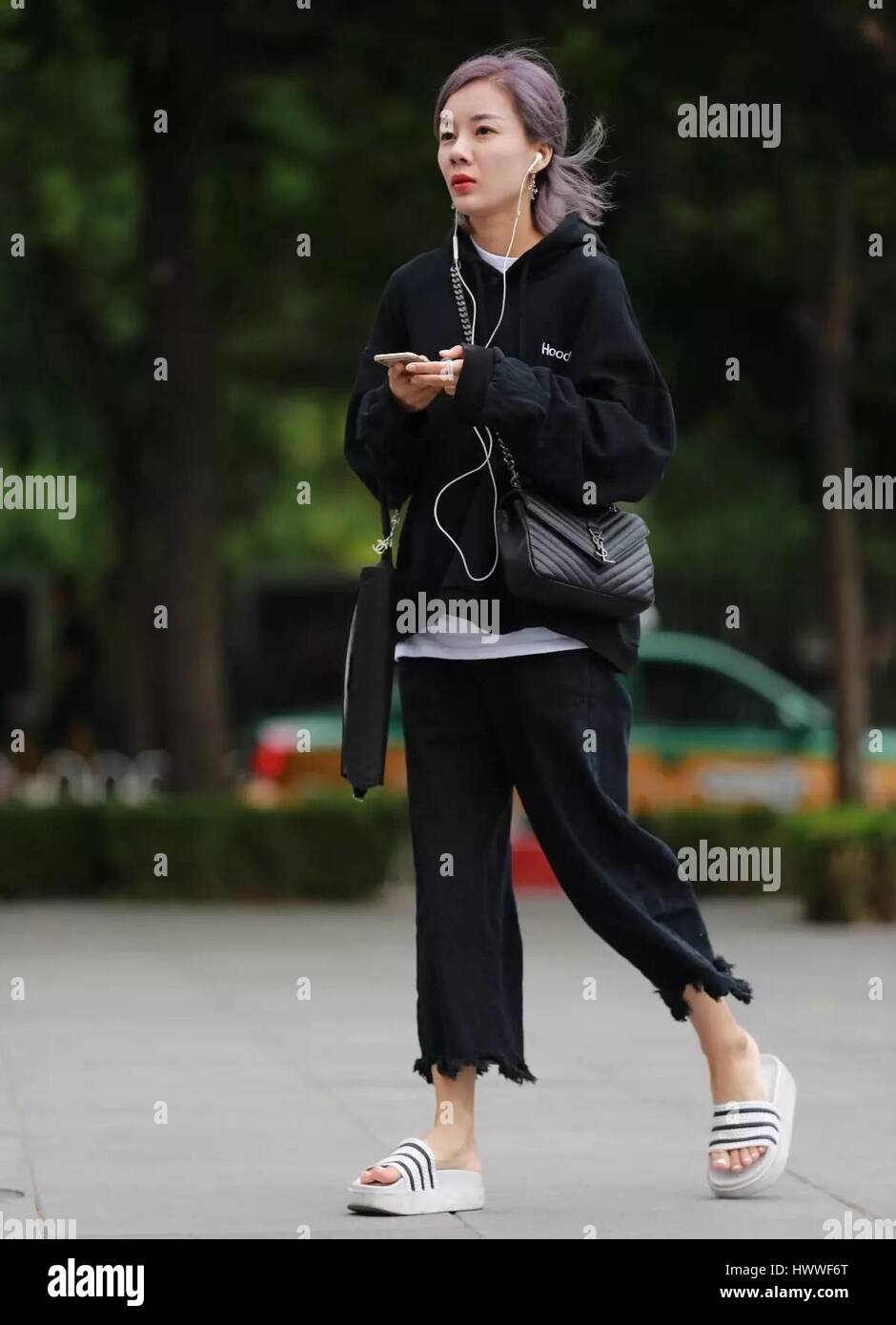 Beijin, Beijin, China. 23 Mar, 2017. Una chica joven camina por la calle de Sanlitun, Beijing, cubo de la moda marzo 23rd, 2017. Crédito: SIPA Asia/Zuma alambre/Alamy Live News Foto de stock