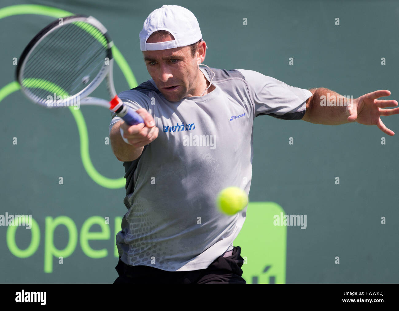 Key Biscayne, Florida, Estados Unidos. 23 Mar, 2017. Benjamin Becker, de Alemania, juega en contra, Adrian Mannarino, de Francia, durante un partido en el Abierto de Miami 2017 presentado por Itaú torneo de tenis profesional, jugado en el Crandon Park Tennis Center de Key Biscayne, Florida, Estados Unidos. Mario Houben/CSM/Alamy Live News Foto de stock