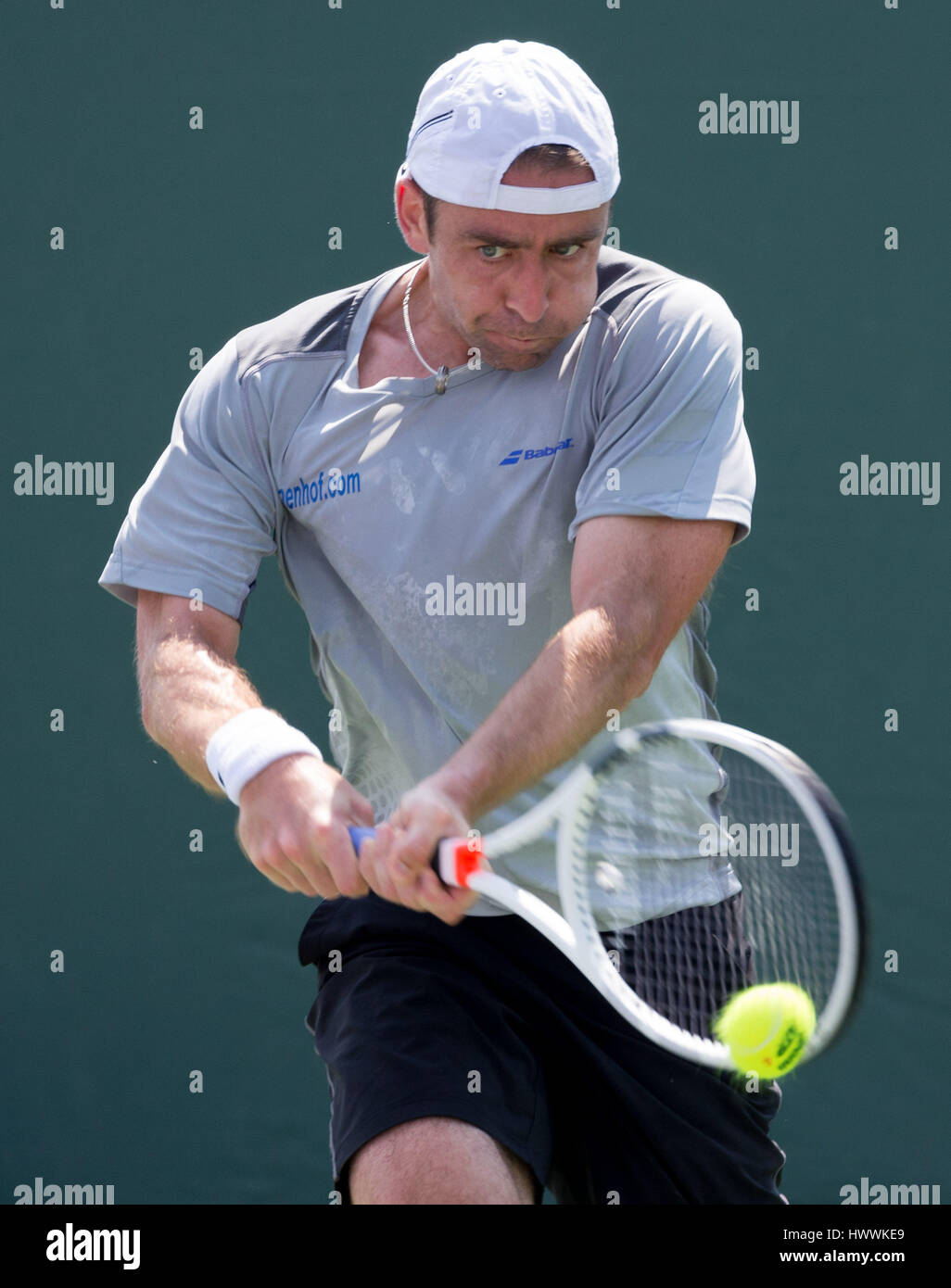 Key Biscayne, Florida, Estados Unidos. 23 Mar, 2017. Benjamin Becker, de Alemania, golpea un escrito en contra, Adrian Mannarino, de Francia, durante un partido en el Abierto de Miami 2017 presentado por Itaú torneo de tenis profesional, jugado en el Crandon Park Tennis Center de Key Biscayne, Florida, Estados Unidos. Mario Houben/CSM/Alamy Live News Foto de stock