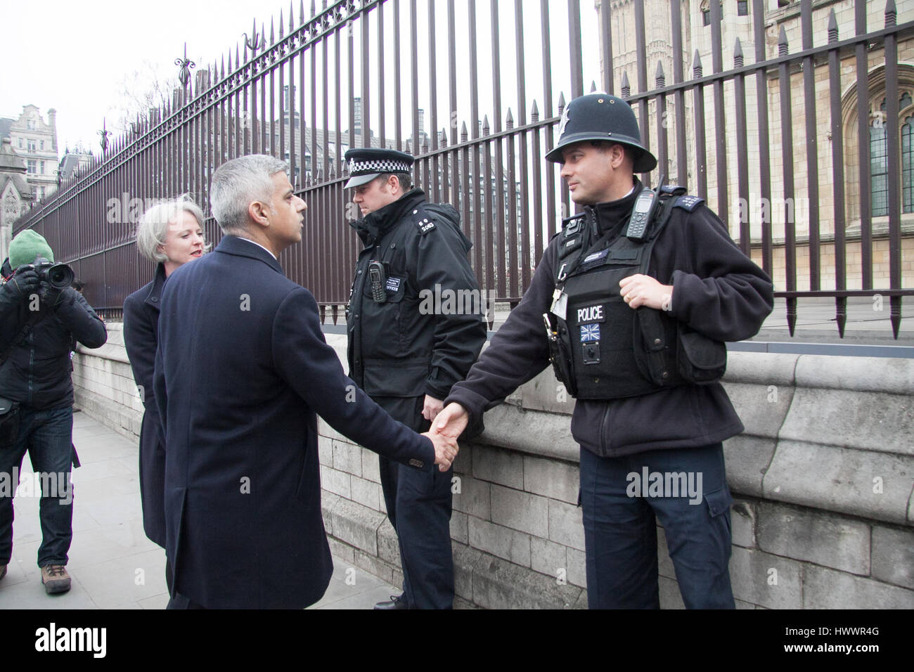 Londres, Reino Unido. 24 Mar, 2017. El Alcalde de Londres, Sadiq Khan visita al Parlamento a rendir homenaje a la policía después de los ataques terroristas: amer ghazzal crédito/Alamy Live News Foto de stock